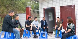 丝丽雅集团公司党委委员熊泽逊、邓明一行 深入双凤村扶贫点开展慰问