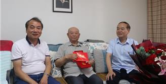 市国资委党委副书记、主任邓文广慰问公司老党员